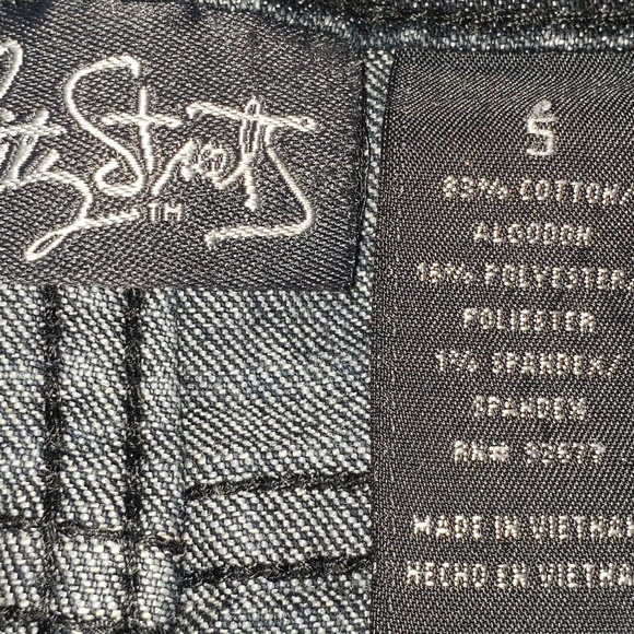City Street Jean Shorts w/ diamond Metal on back - Picture 3 of 6